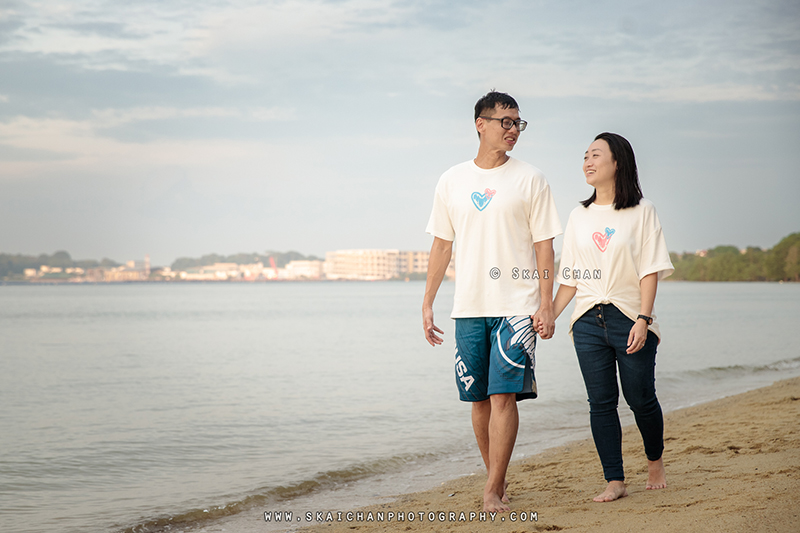 Beach couple photoshoot with Raymond & Serena at Pasir Ris Park