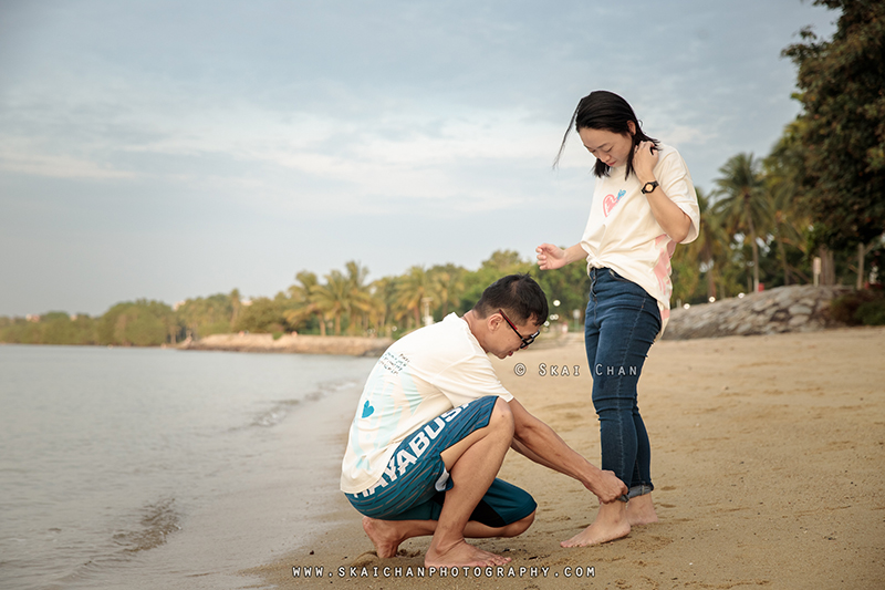 Beach couple photoshoot with Raymond & Serena at Pasir Ris Park