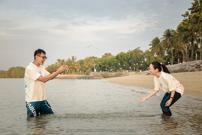 Beach couple photoshoot with Raymond & Serena at Pasir Ris Park