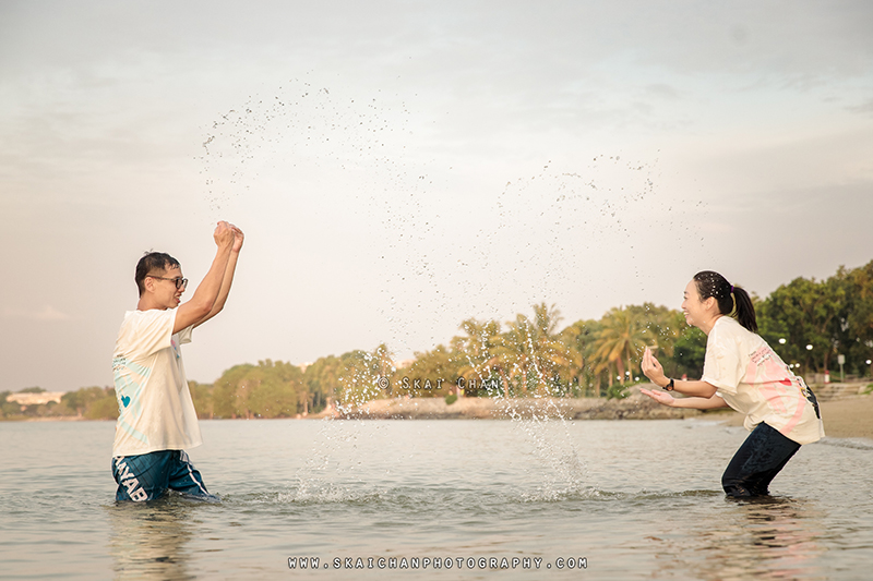 Beach couple photoshoot with Raymond & Serena at Pasir Ris Park