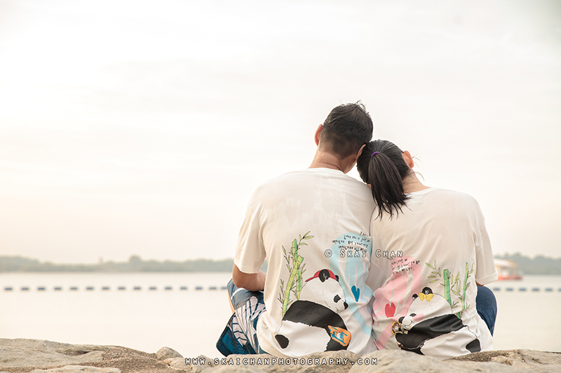 Beach couple photoshoot with Raymond & Serena at Pasir Ris Park
