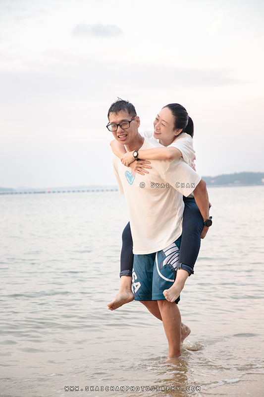 Beach couple photoshoot with Raymond & Serena at Pasir Ris Park