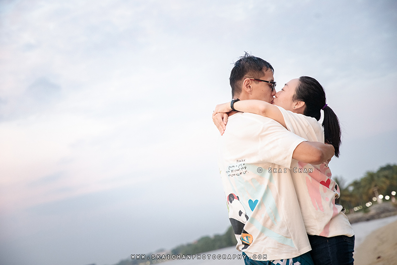 Beach couple photoshoot with Raymond & Serena at Pasir Ris Park