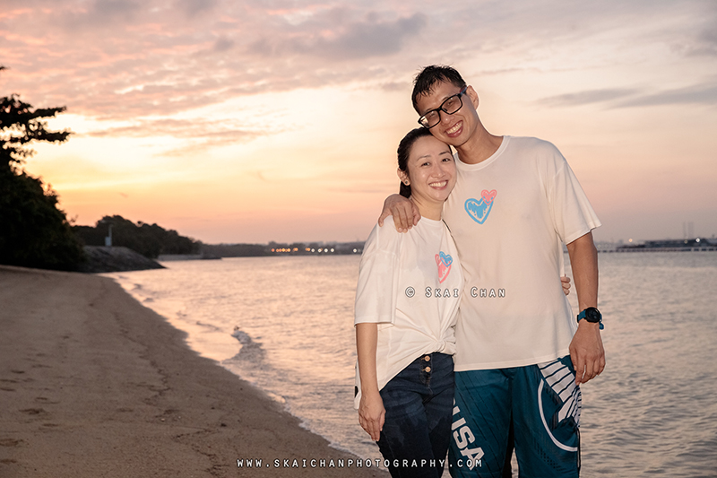 Sunset night beach couple photoshoot with Raymond & Serena at Pasir Ris Park