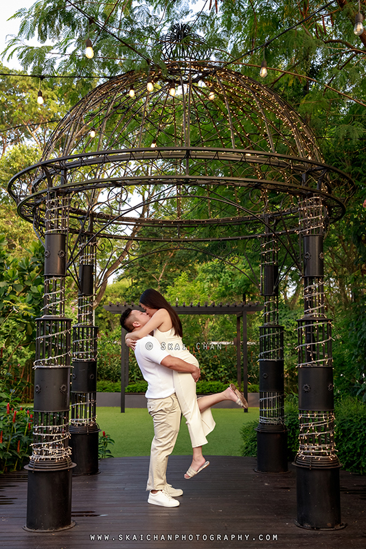 Outdoor couple photoshoot with Andy & Kristine at The SummerHouse