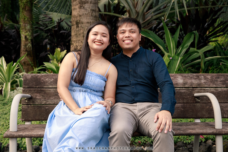 Outdoor casual couple photoshoot with Bryan & Abby at Gardens by the Bay