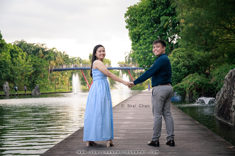 Outdoor casual couple photoshoot with Bryan & Abby at Gardens by the Bay