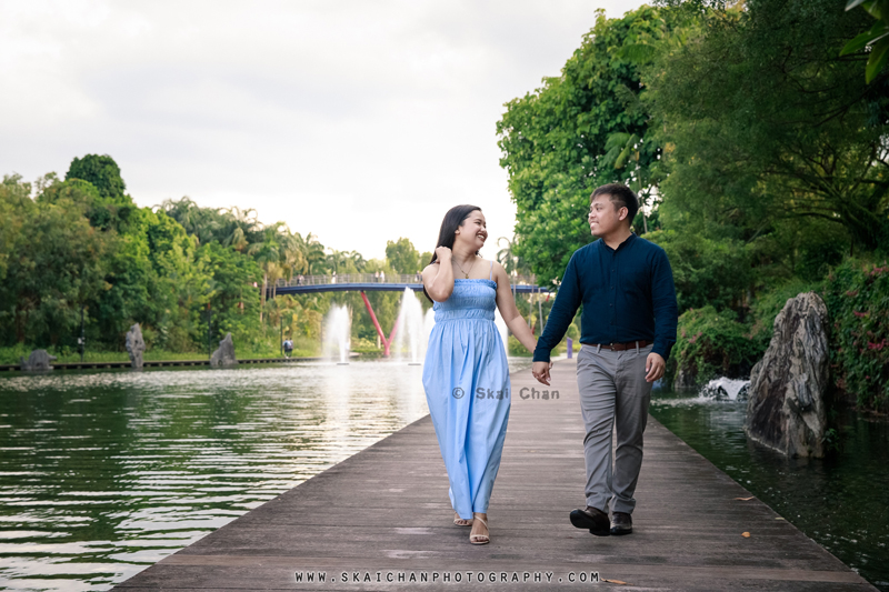 Outdoor casual couple photoshoot with Bryan & Abby at Gardens by the Bay