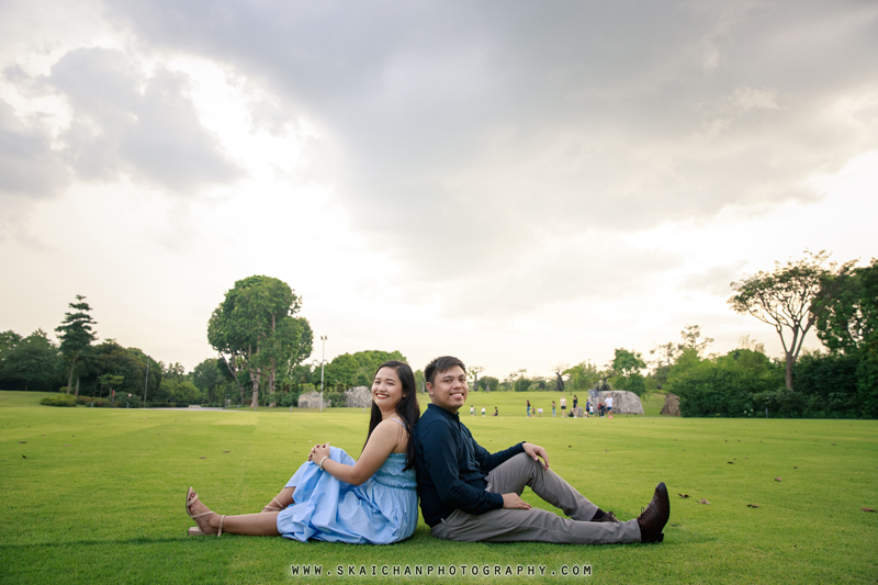 Outdoor casual couple photoshoot with Bryan & Abby at Gardens by the Bay