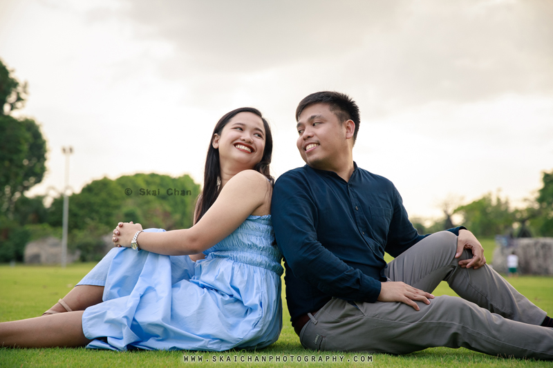 Outdoor casual couple photoshoot with Bryan & Abby at Gardens by the Bay