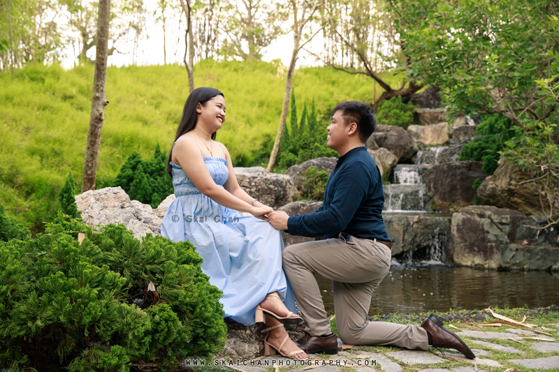 Outdoor casual couple photoshoot with Bryan & Abby at Gardens by the Bay