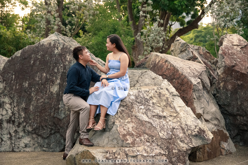 Outdoor casual couple photoshoot with Bryan & Abby at Gardens by the Bay