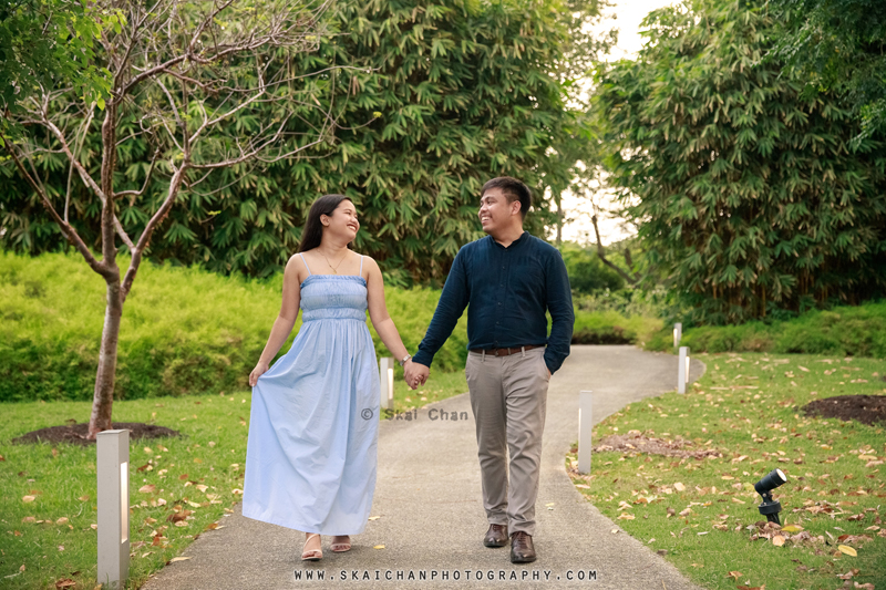Outdoor casual couple photoshoot with Bryan & Abby at Gardens by the Bay