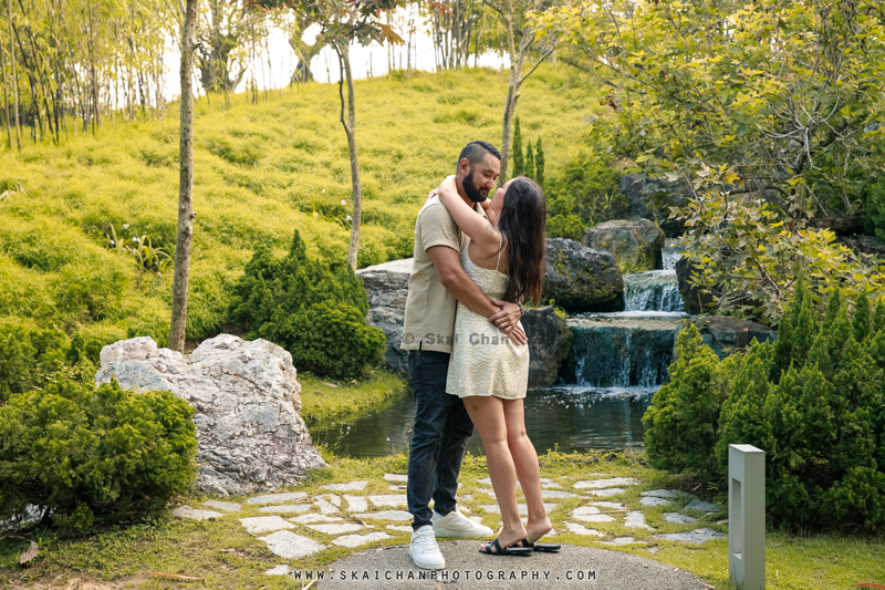 Outdoor casual couple photoshoot session with Ted & Holland at Gardens by the Bay Outdoor casual couple photoshoot session with Ted & Holland at Gardens by the Bay