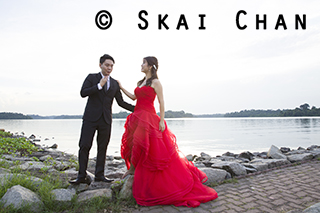 Casual outdoor portrait photography with ambient light Casual outdoor portrait photography with ambient light