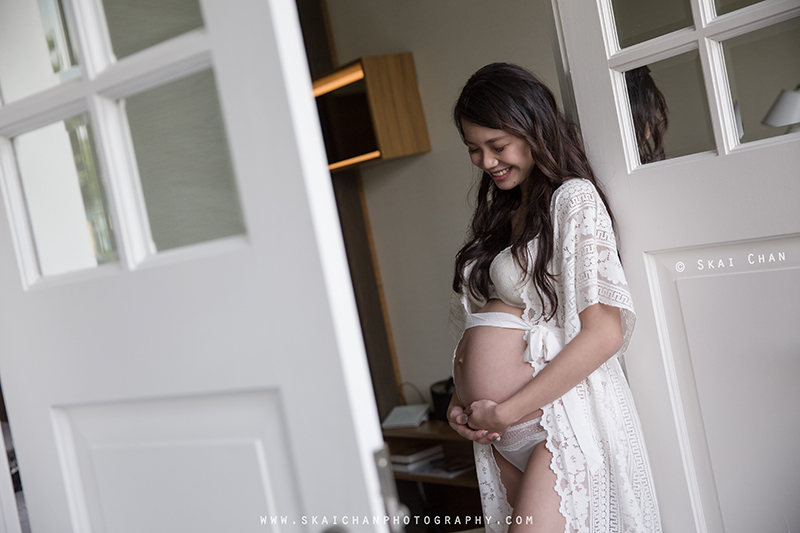 Maternity boudoir milk bath portrait photoshoot with Eva at Hotel Fort Canning Maternity boudoir milk bath portrait photoshoot with Eva at Hotel Fort Canning