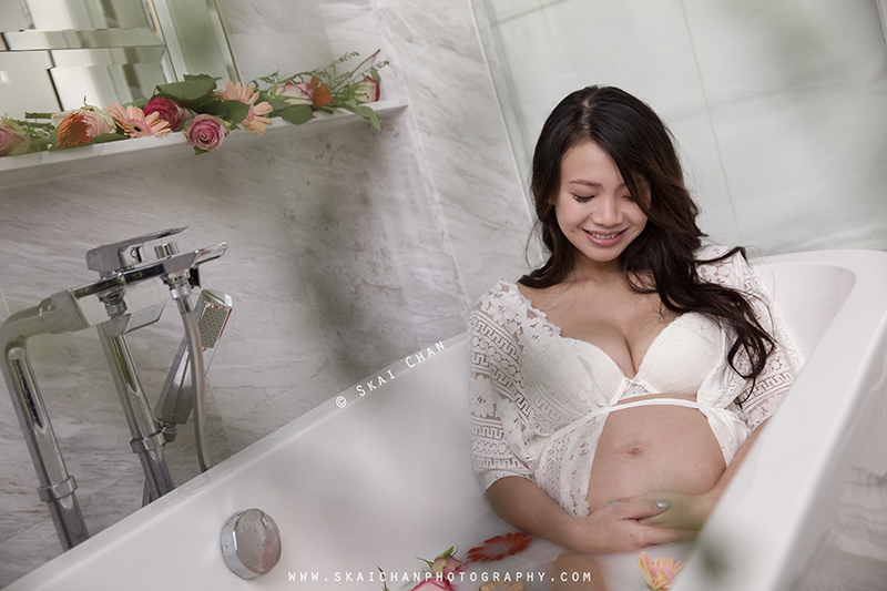 Maternity boudoir milk bath portrait photoshoot with Eva at Hotel Fort Canning Maternity boudoir milk bath portrait photoshoot with Eva at Hotel Fort Canning