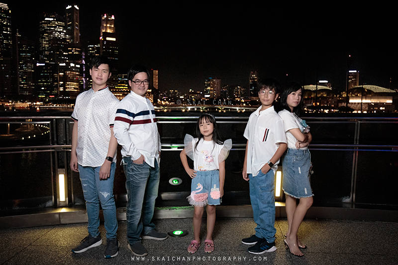 Night outdoor family photoshoot with Matt, Tika, Justin, Jevon & Joleen at Helix Bridge