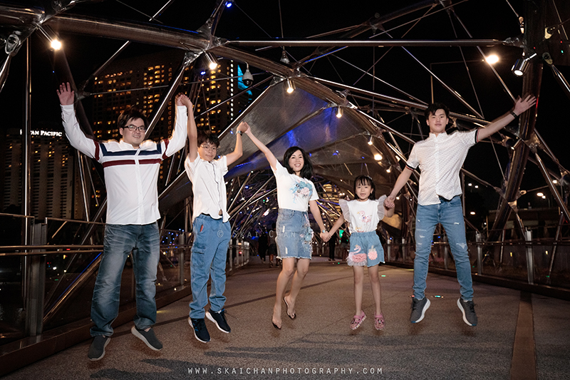 Night outdoor family photoshoot with Matt, Tika, Justin, Jevon & Joleen at Helix Bridge