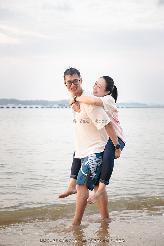 Beach couple photoshoot with Raymond & Serena at Pasir Ris Park
