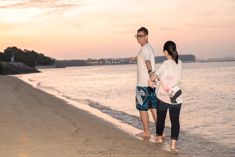 Sunset night beach couple photoshoot with Raymond & Serena at Pasir Ris Park