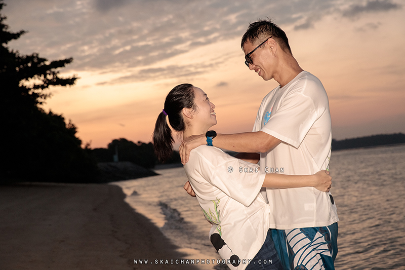 Sunset night beach couple photoshoot with Raymond & Serena at Pasir Ris Park